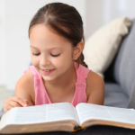 Teciomar Ábila explora como a literatura pode transformar o desenvolvimento infantil, unindo conhecimento e emoção.