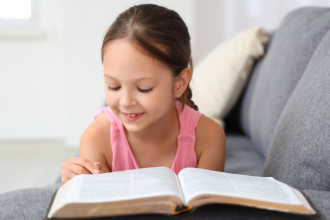 Teciomar Ábila explora como a literatura pode transformar o desenvolvimento infantil, unindo conhecimento e emoção.