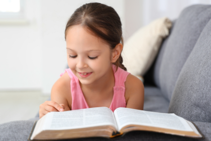 Teciomar Ábila explora como a literatura pode transformar o desenvolvimento infantil, unindo conhecimento e emoção.